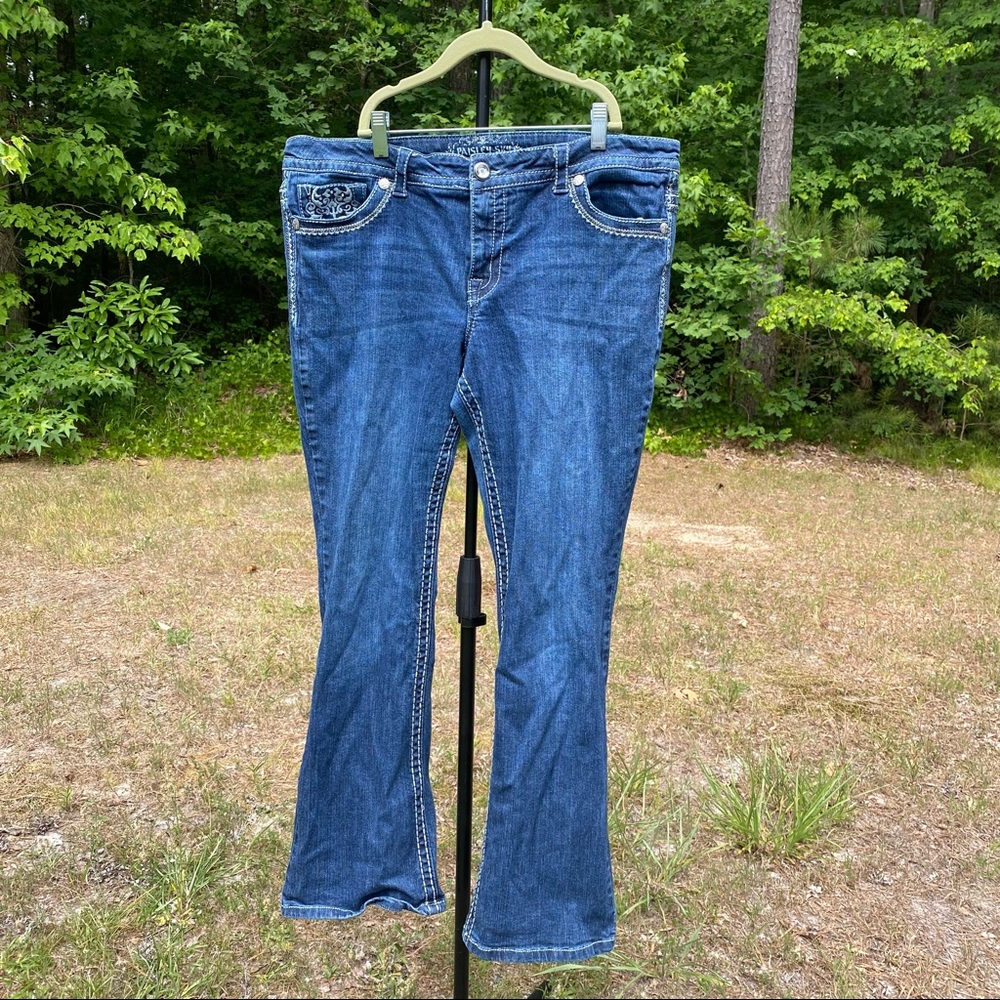 Paisley sky rhinestone embroidered size 16 women’s boot cut blue jeans